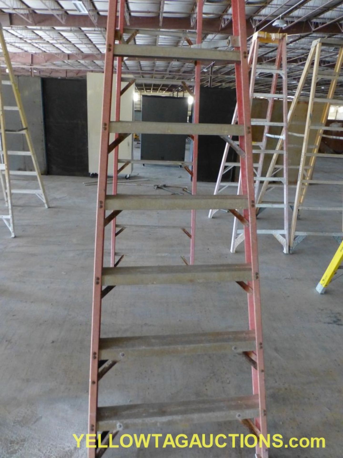 Louisville 10' Fiberglass Ladder - Image 3 of 4