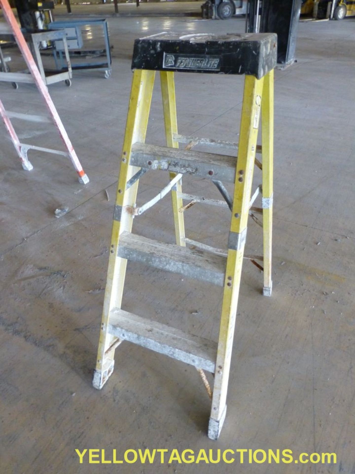 Featherlite 4' Fiberglass Ladder - Image 2 of 3