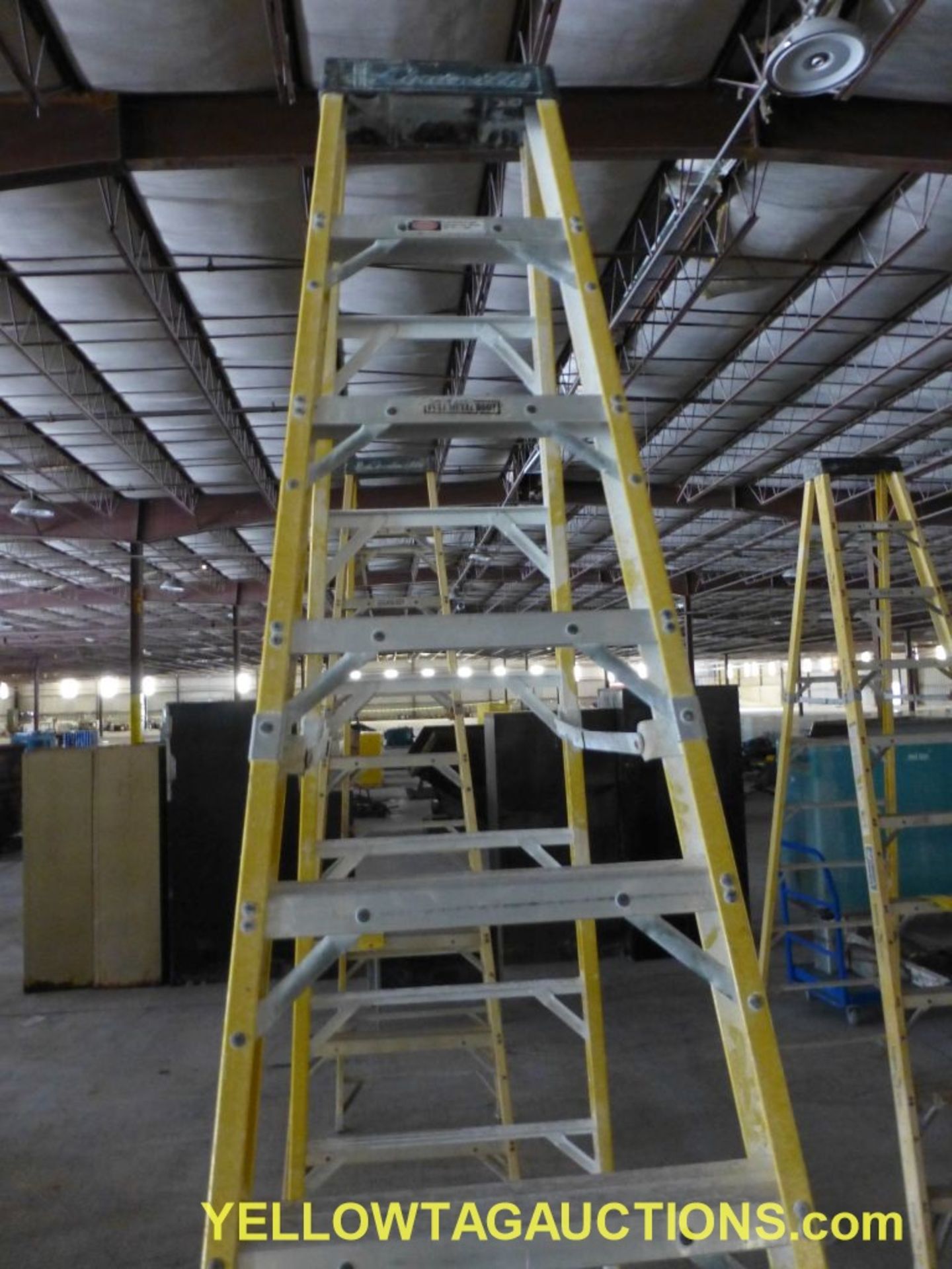 Louisville 10' Fiberglass Ladder - Image 2 of 4