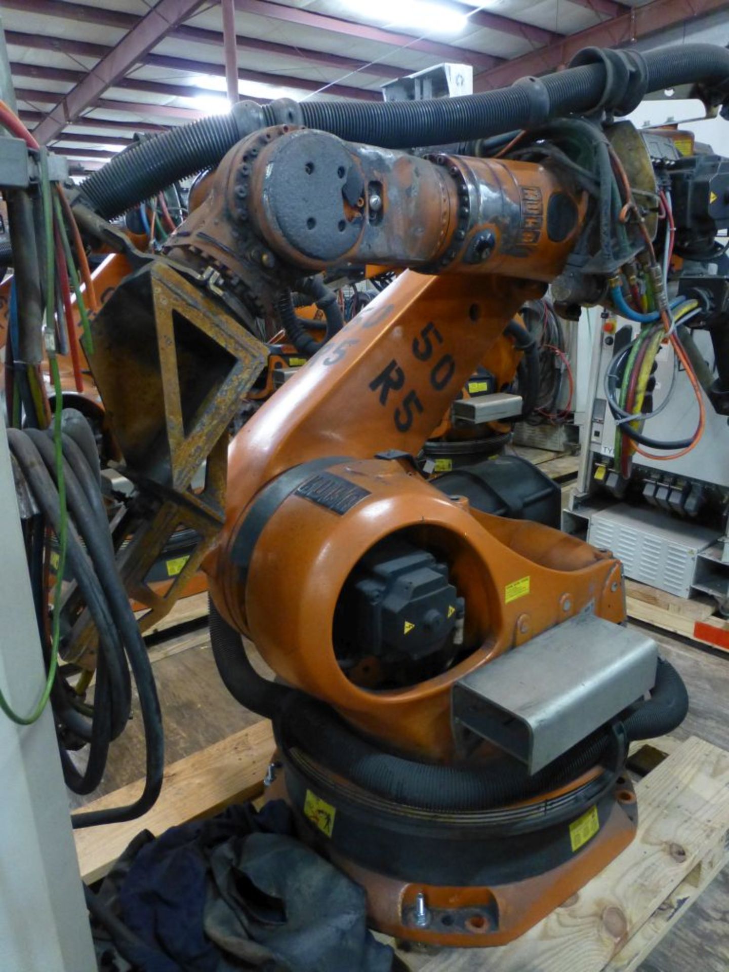 Kuka Robotic Arm w/KRC 2 Controller|Type: KR150-2-2000; Serial No. 902556; MFG: 2005-08; 1267KG - Image 3 of 28