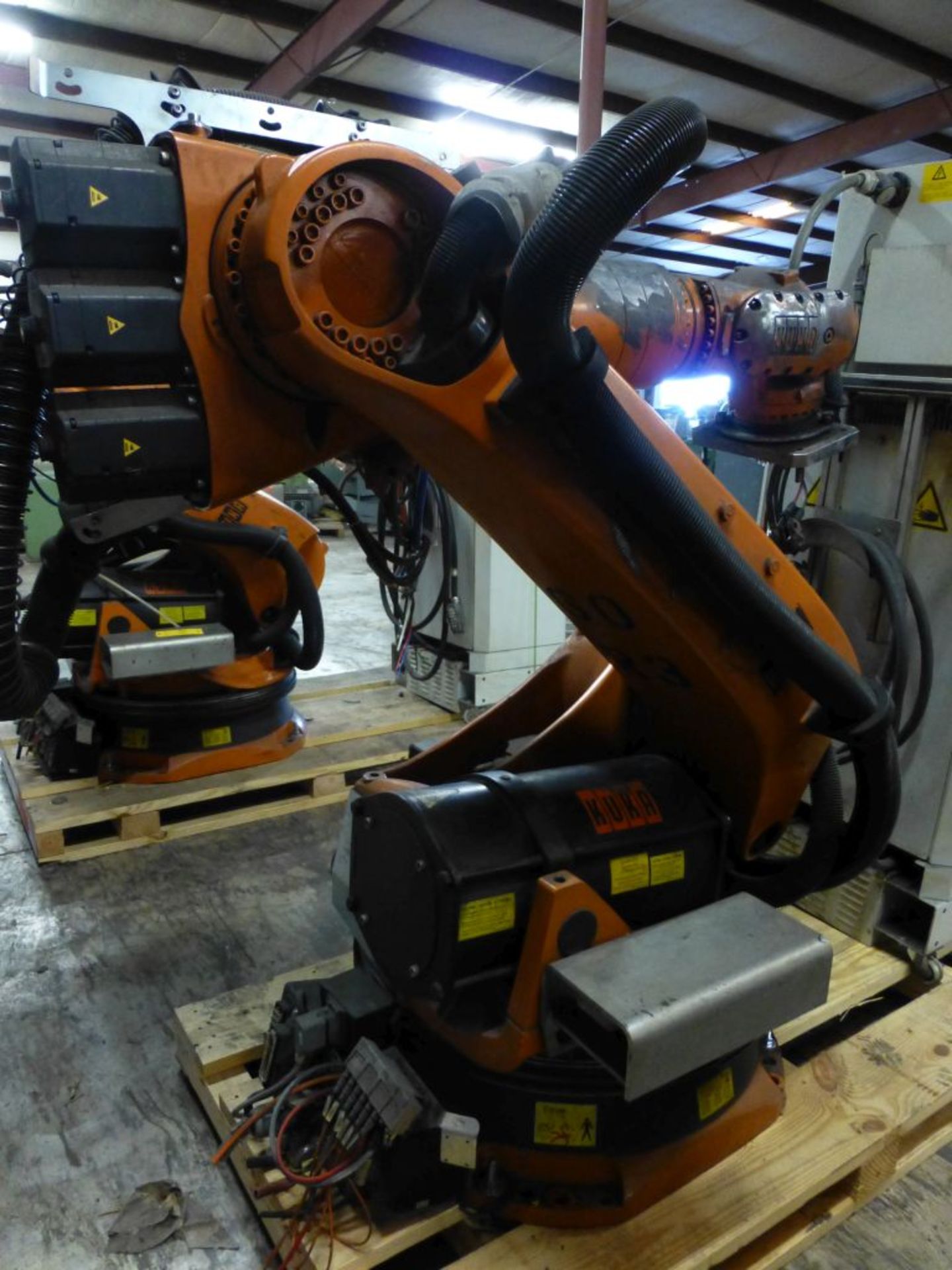 Kuka Robotic Arm w/KRC 2 Controller|Type: KR150-2-2000; Serial No. 902542; MFG: 2005-08; 1267KG - Image 5 of 32