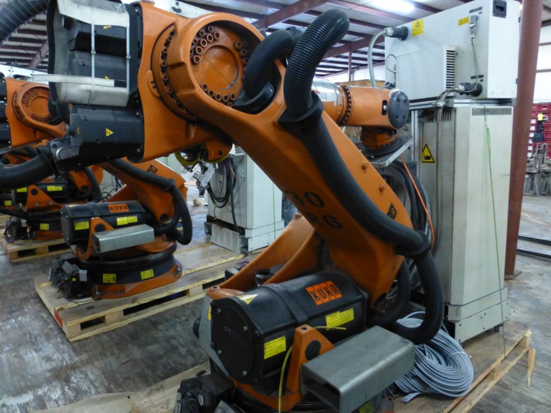 Kuka Robotic Arm w/KRC 2 Controller|Type: KR150-2-2000; Serial No. 902147; MFG: 2005-06; 1267KG - Image 2 of 28