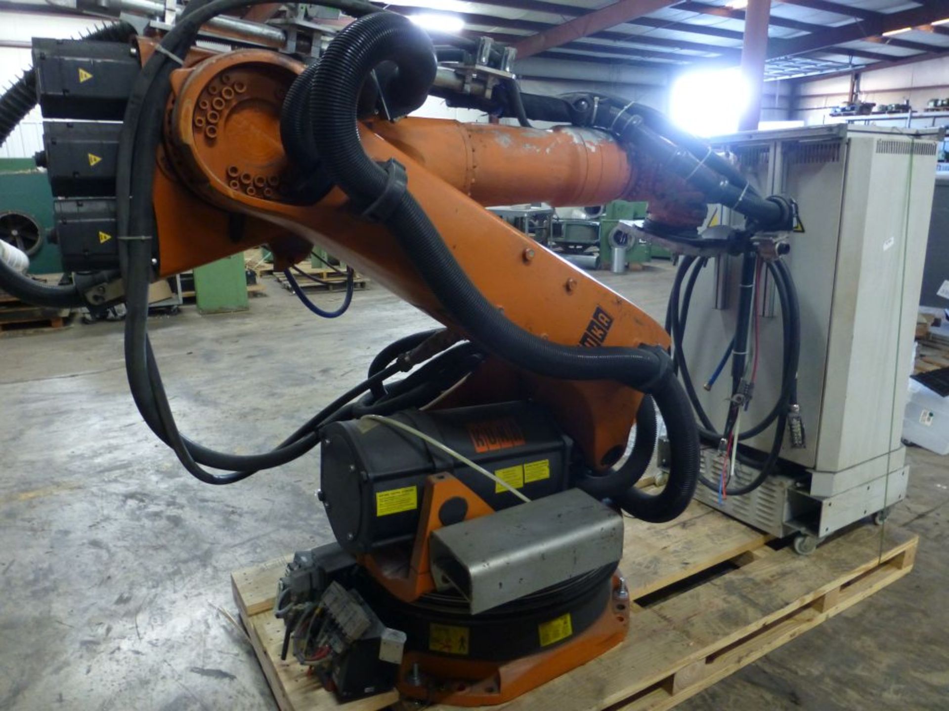 Kuka Robotic Arm w/KRC 2 Controller|Type: KR 150-410-2-2000; Serial No. 902633; MFG: 2005-08; - Image 4 of 27
