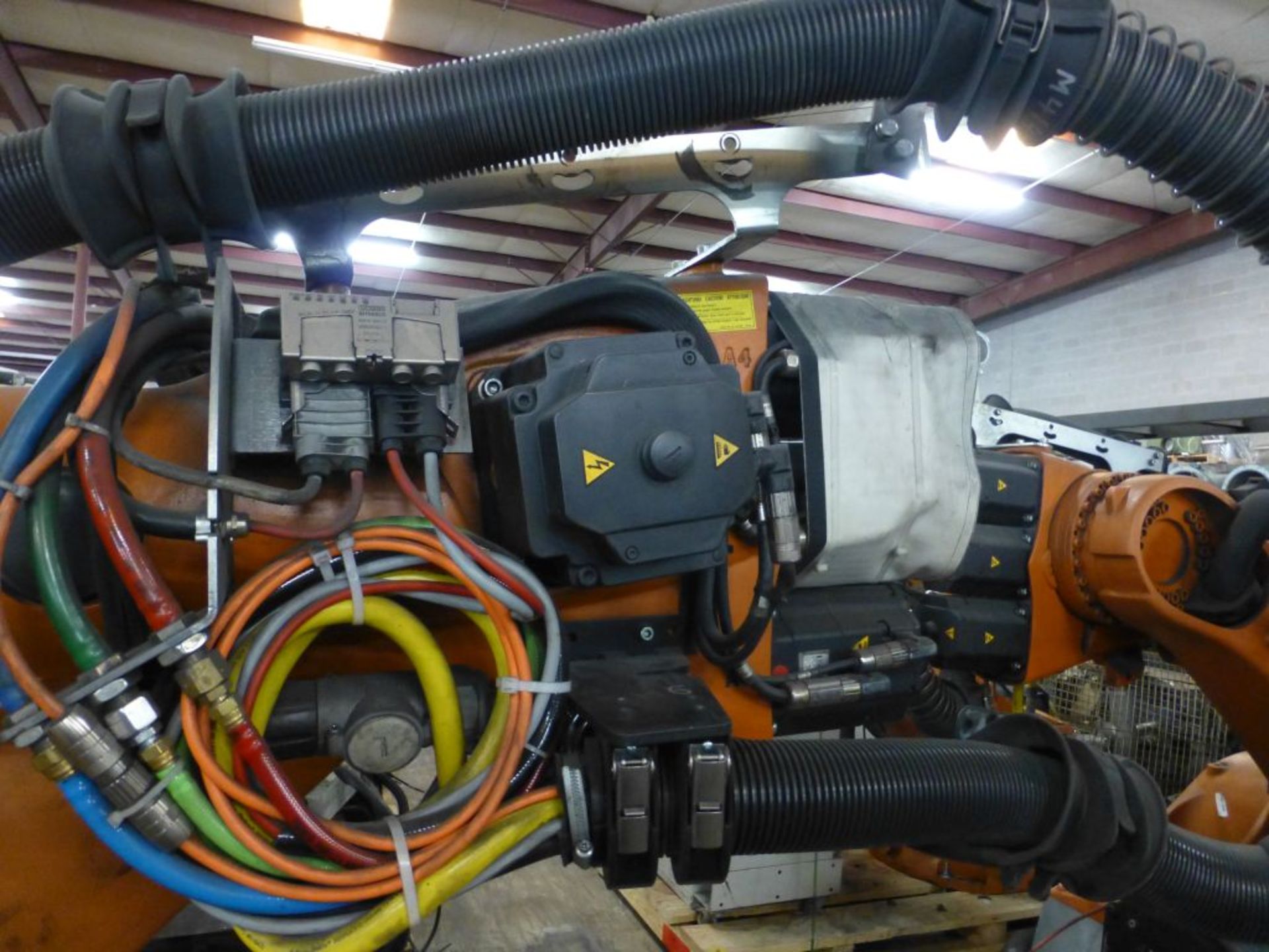 Kuka Robotic Arm w/KRC 2 Controller|Type: KR150-2-2000; Serial No. 902147; MFG: 2005-06; 1267KG - Image 7 of 28