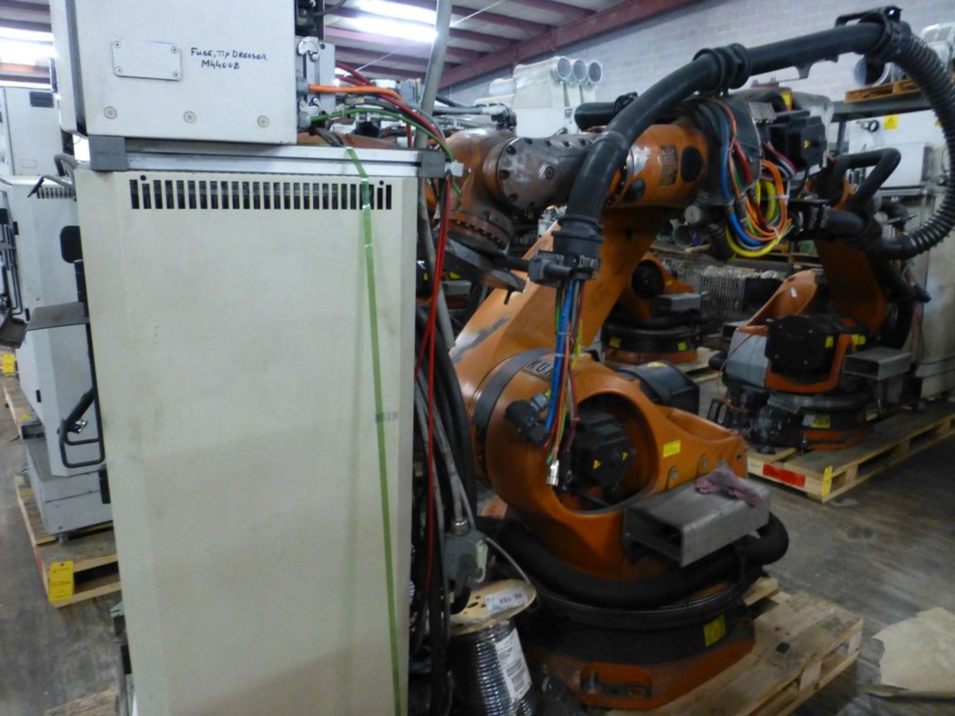 Kuka Robotic Arm w/KRC 2 Controller|Type: KR150-2-2000; Serial No. 902147; MFG: 2005-06; 1267KG