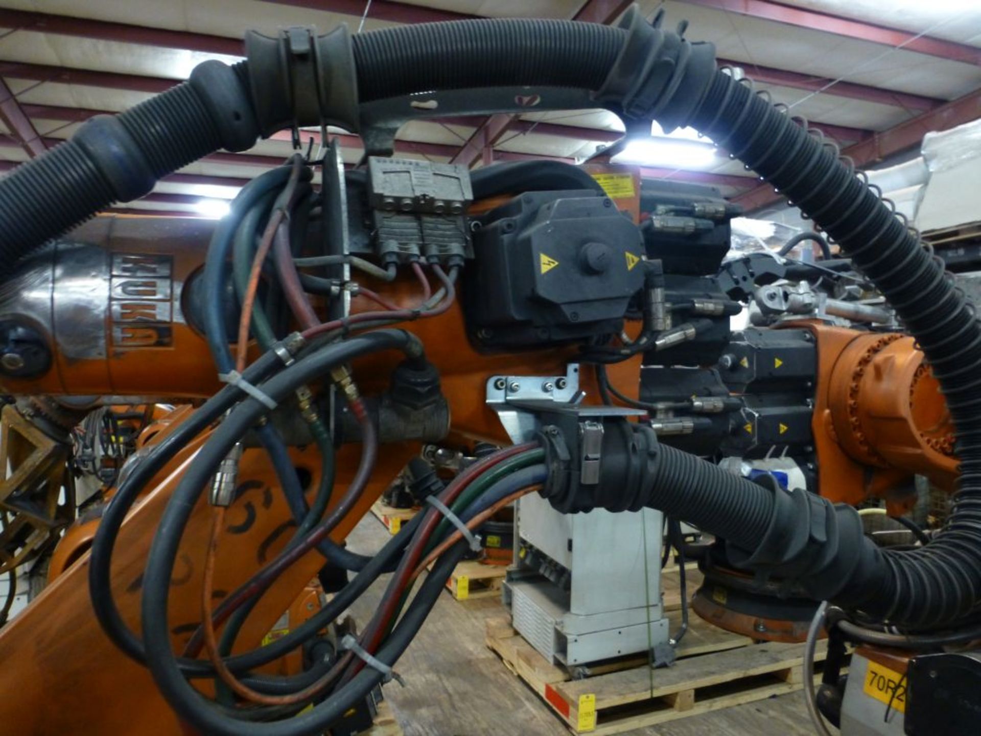 Kuka Robotic Arm w/KRC 2 Controller|Type: KR150-2-2000; Serial No. 902541; MFG: 2005-08; 1267KG - Image 7 of 27