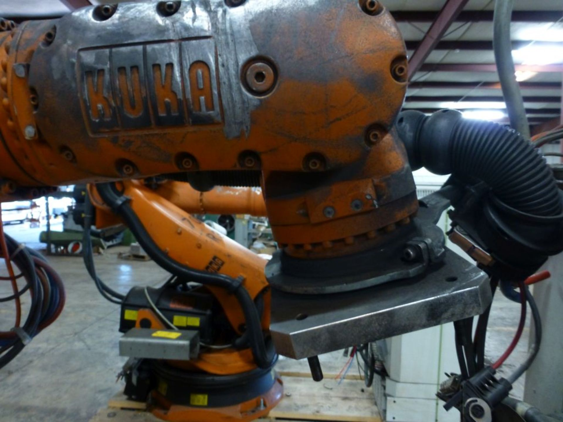 Kuka Robotic Arm w/KRC 2 Controller|Type: KR150-2-2000; Serial No. 902542; MFG: 2005-08; 1267KG - Image 14 of 32