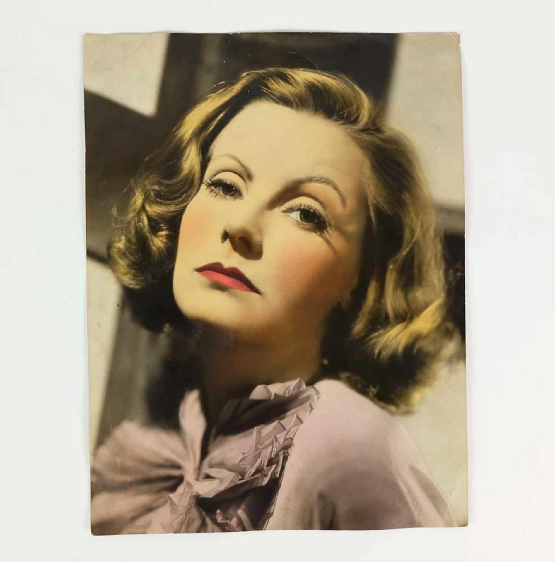 FOTOGRAFIE, Porträt der Greta Garbo, 1930er/ 40er Jahre, Schwarz/Weiß, coloriert, 34 x 25,8 cm,