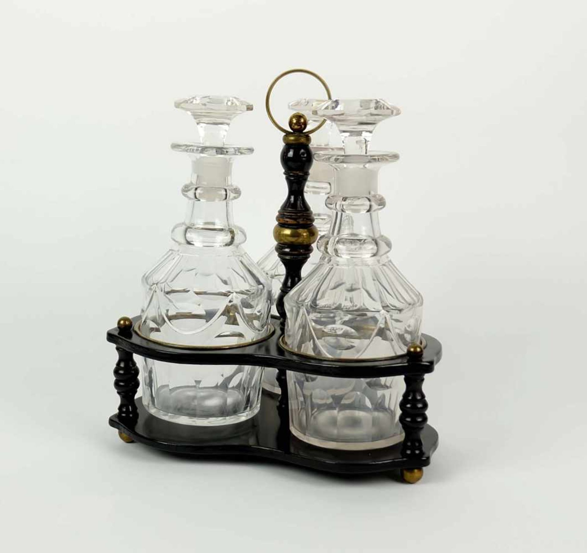 KARAFFENHUILIERE, England, Victorianische Epoche, 3 Flaschen, Kristall, verschiedene Schliffe, u.