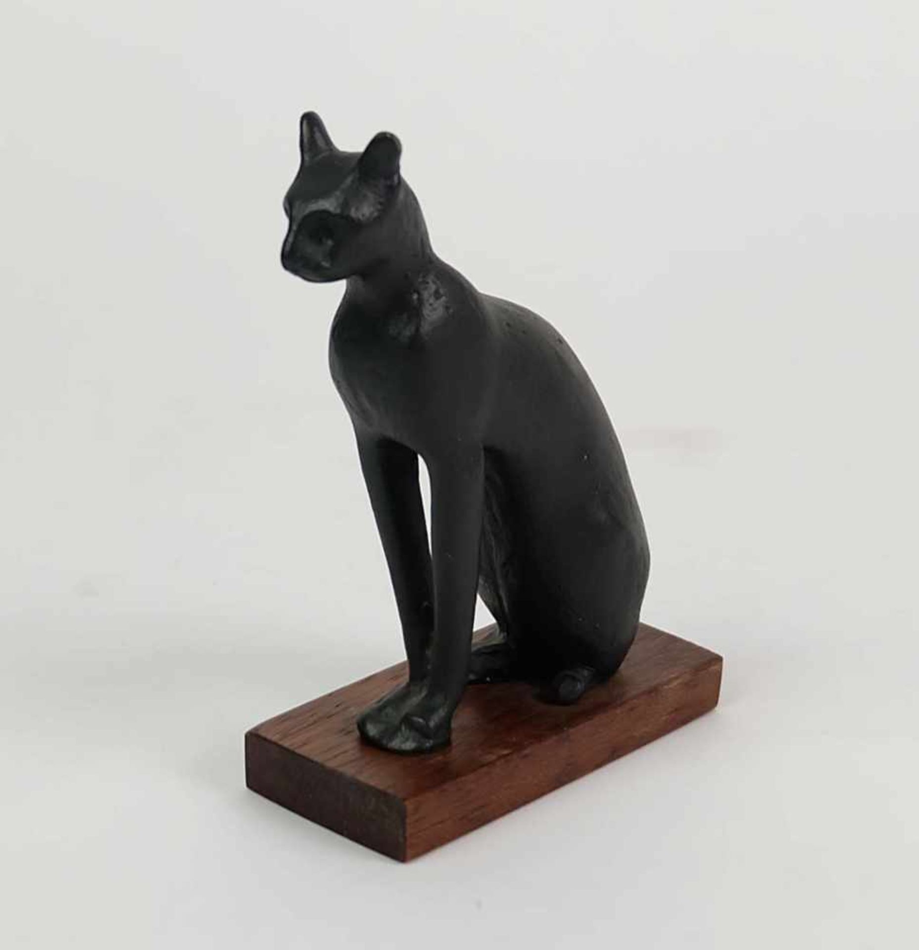 SKULPTUR, Bastet, Bronze, dunkel patiniert, Kopie nach antikem ägyptischen Vorbild,