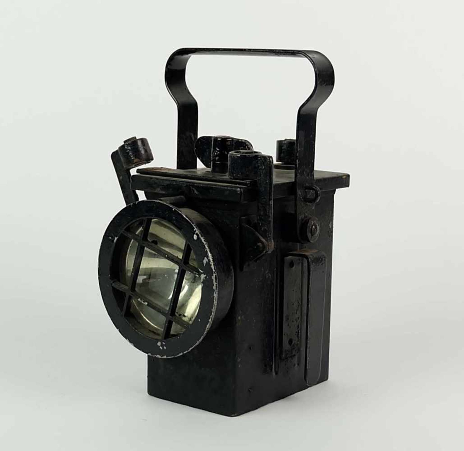 EISENBAHNER-HANDLAMPE, wohl Deutsche Reichsbahn, Eisen, schwarz lackiert, schwenkbarer Traggriff,