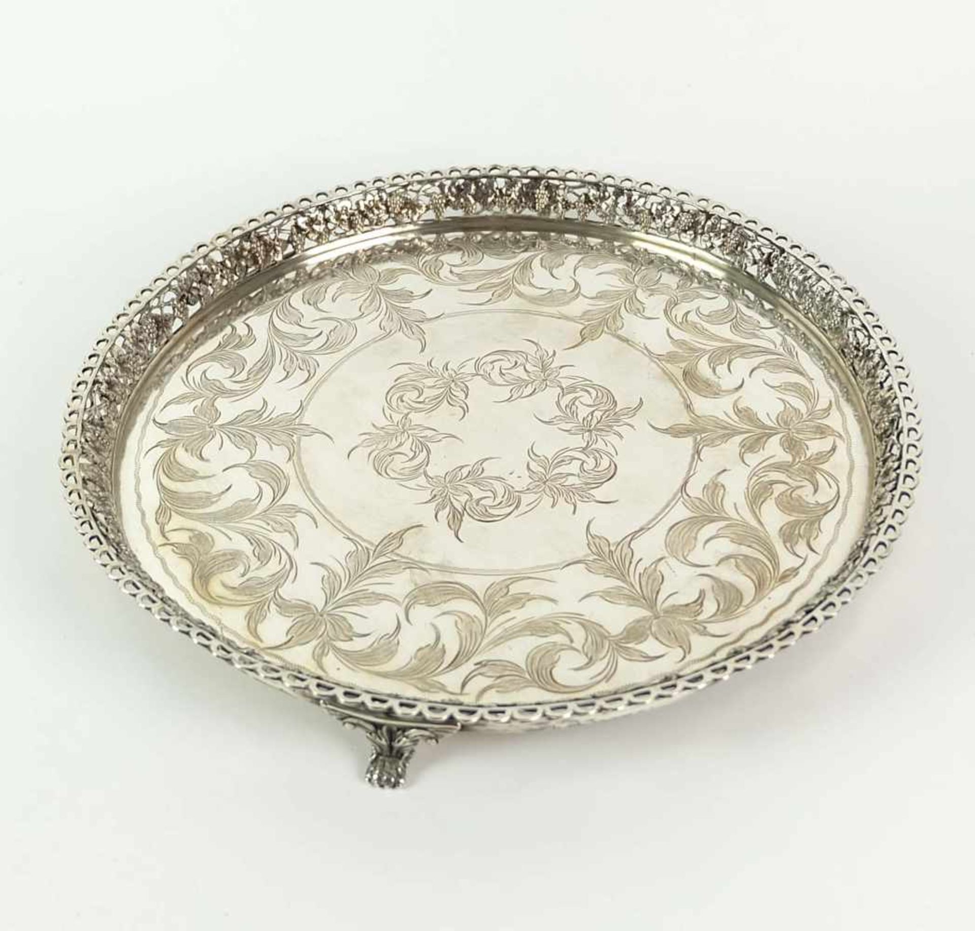 SALVER, Herst. Georg Roth & Co./ Hanau, 1891-1919, runde Form auf vier Tatzenfüßen, durchbrochen