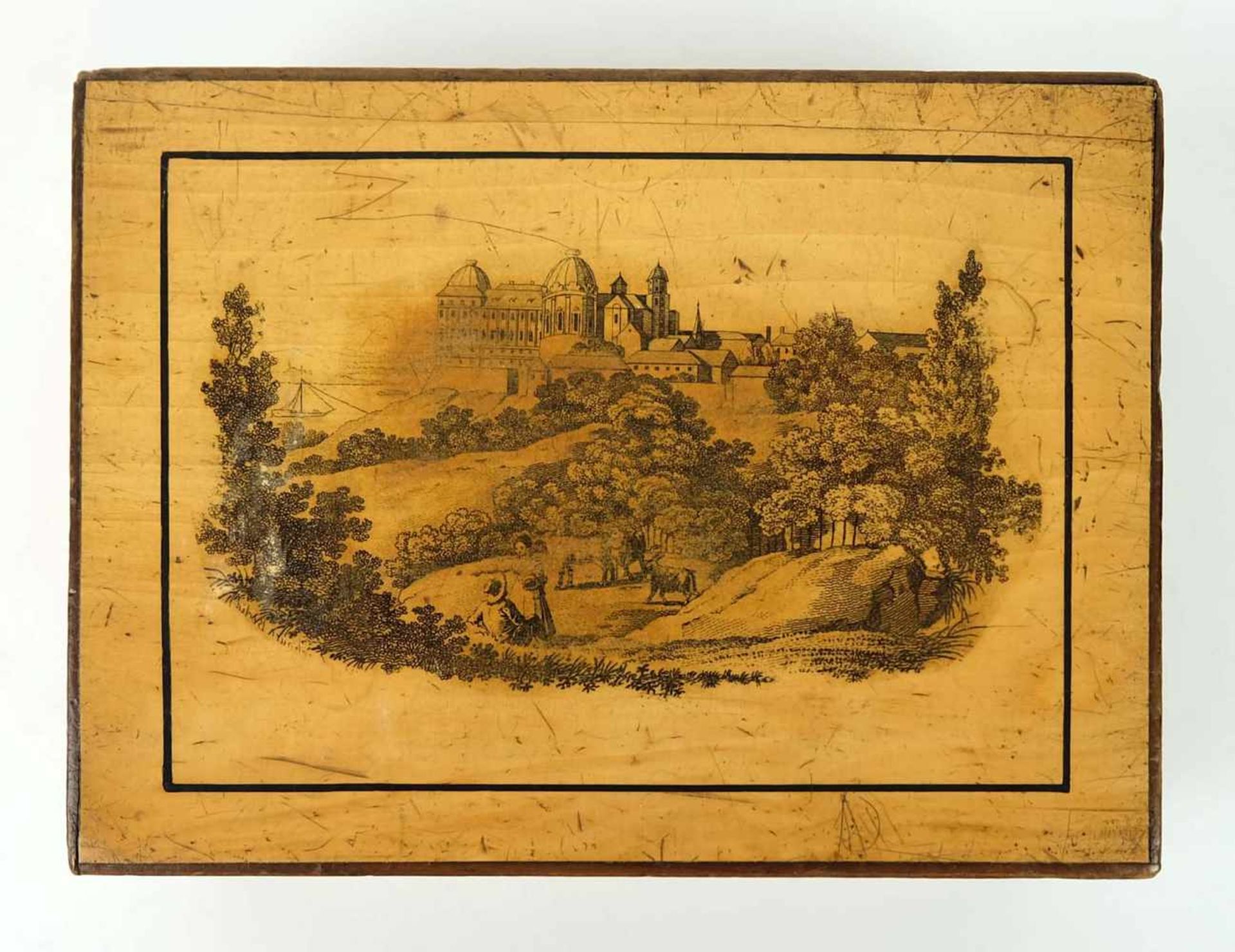 TISCHDOSE, Mauchline Ware, versch Hölzer ua Esche, im Klappdeckel Umdruckdekor, Blick über - Bild 2 aus 2