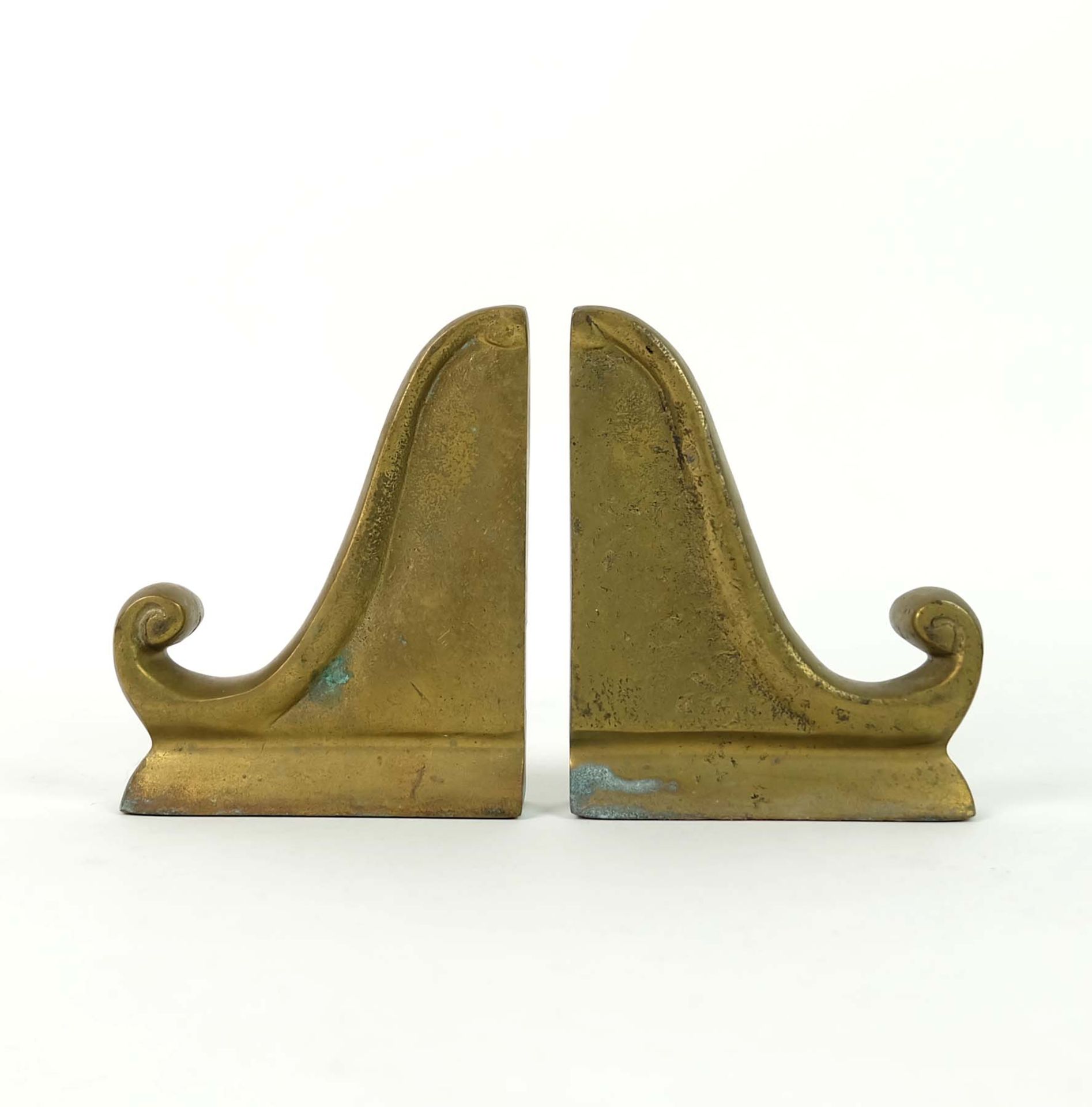 PAAR BUCHSTÜTZEN, 1920er Jahre, Bronze, geschweifter Rücken, endig volutiert, 14,5 x 12 cm