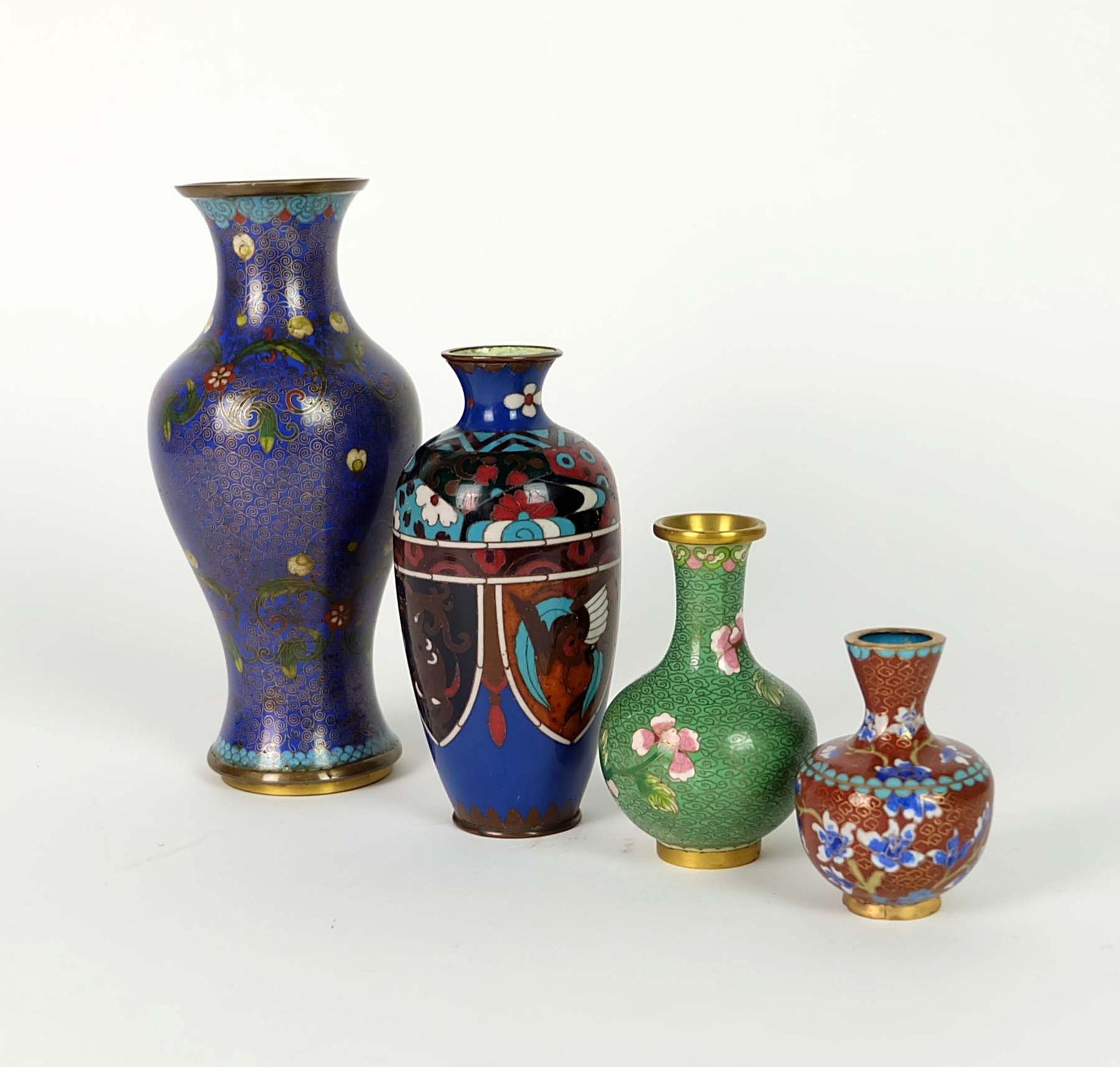 BALUSTERVASEN, Konvolut von 3, China, Cloisonné, blauer, grüner sowie karneolfarbener Fond,