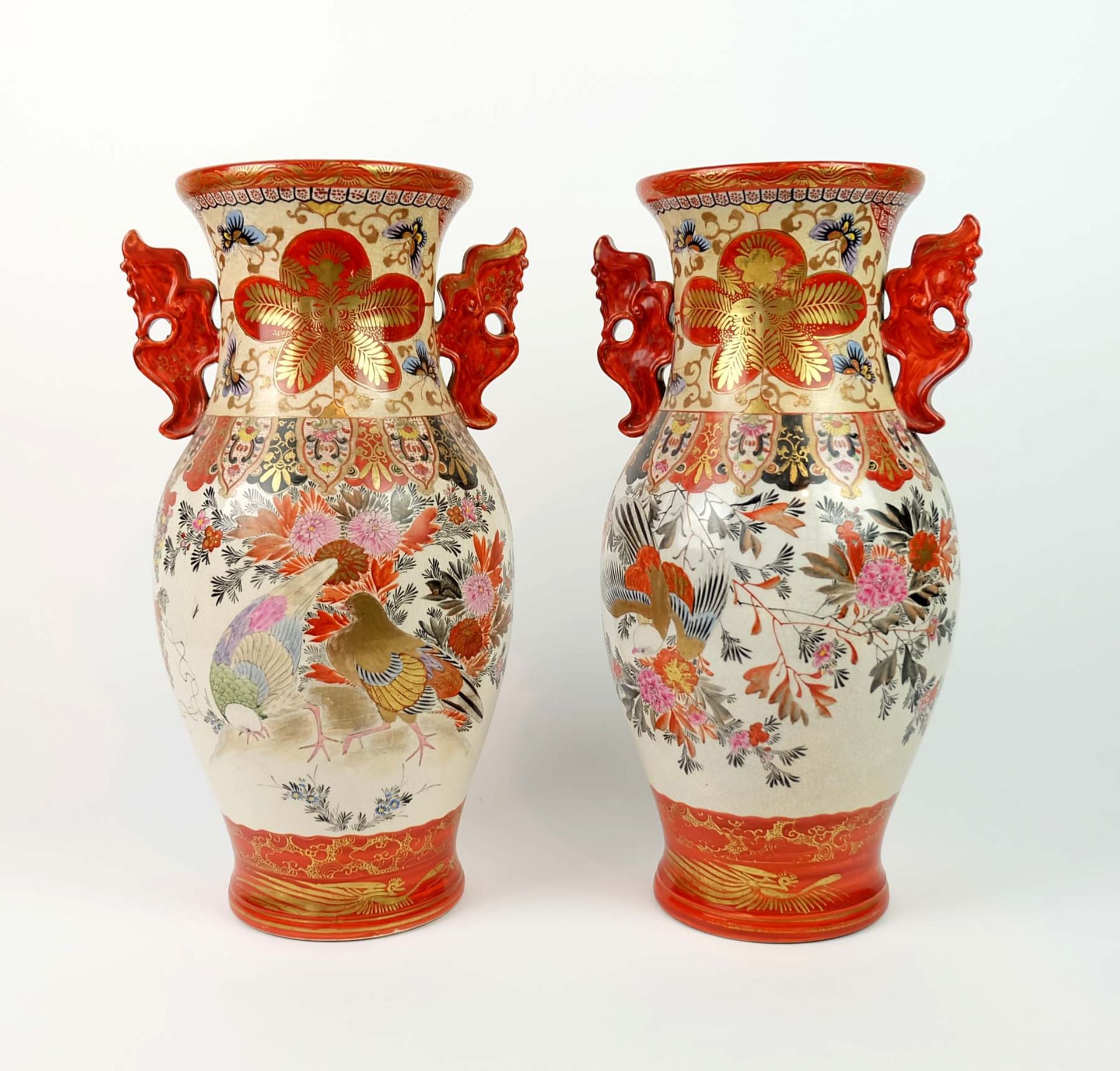 PAAR BALUSTERVASEN, China, um 1900, Porzellan Krakelee, polychrom/ Gold, carneolfarbene