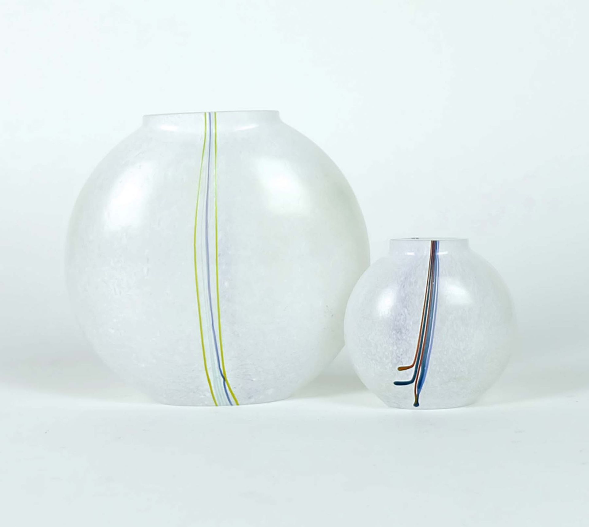 VALLIEN, Bertil (*1938 Sollentuna) für Kosta Boda, Serie Rainbow, 2 Vasen, runde Form mit