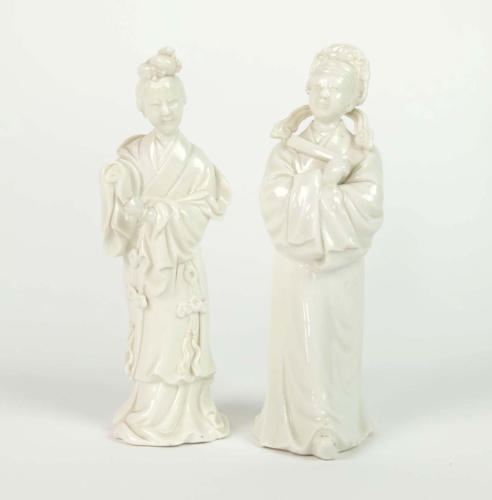 ZWEI FIGURINEN, China, Porzellan Weiß, Hoher Beamter mit Fächer, H. 14,5 cm und Junge Frau im Hanfu,