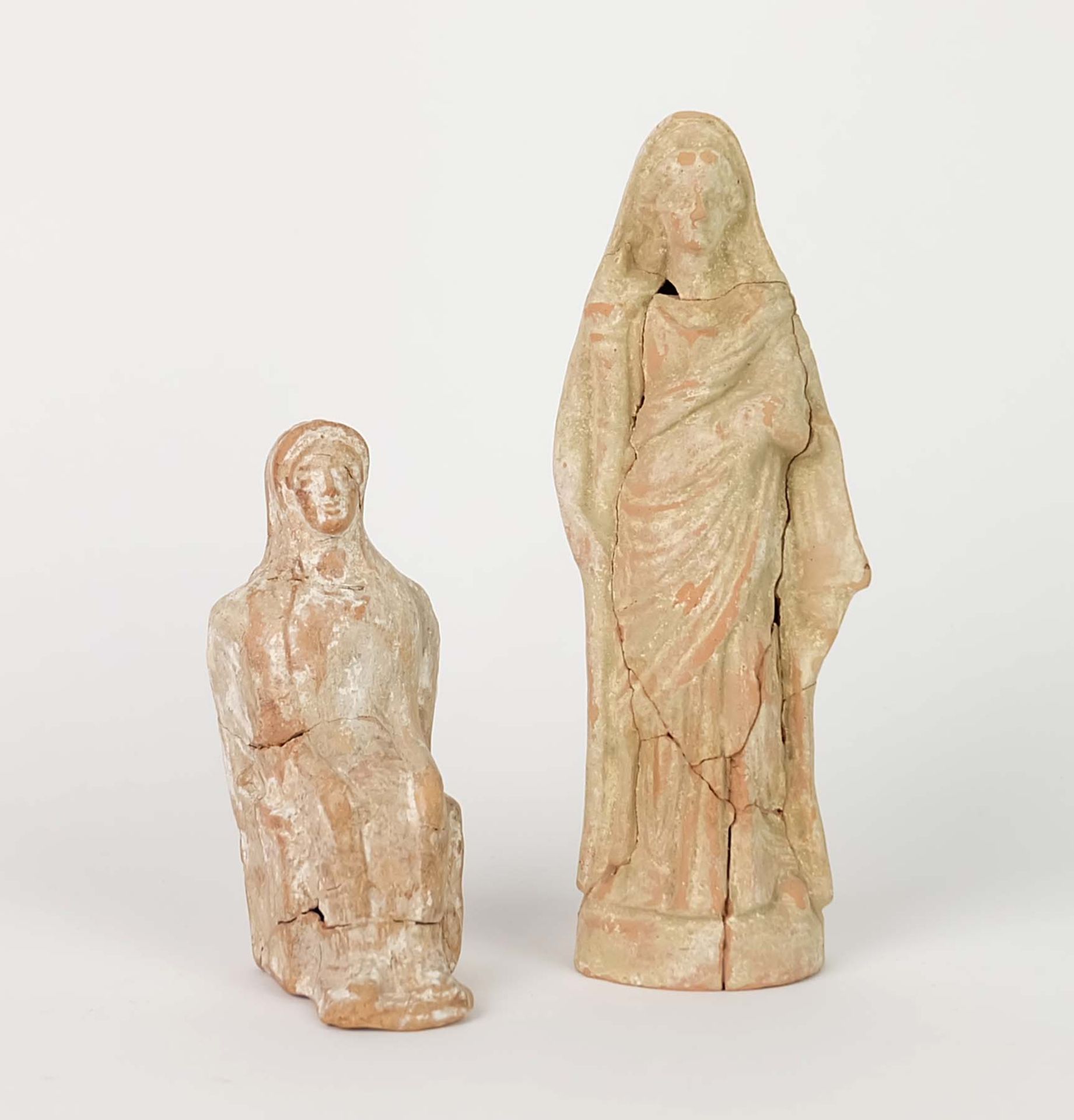 PAAR SCHREINFIGURINEN, Römische Antike Terracotta, stehende und sitzende Juno, H 18 bzw. 11,2 cm, je