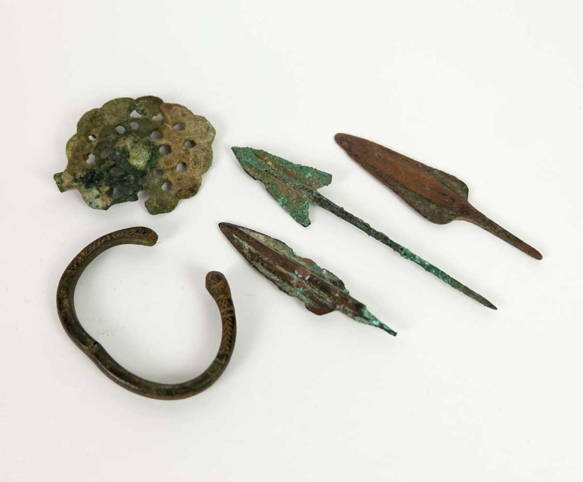 KONVOLUT, Bronze, Römische Antike (?), bestehend aus: Rosettenfragment, durchbrochen gearbeitet,
