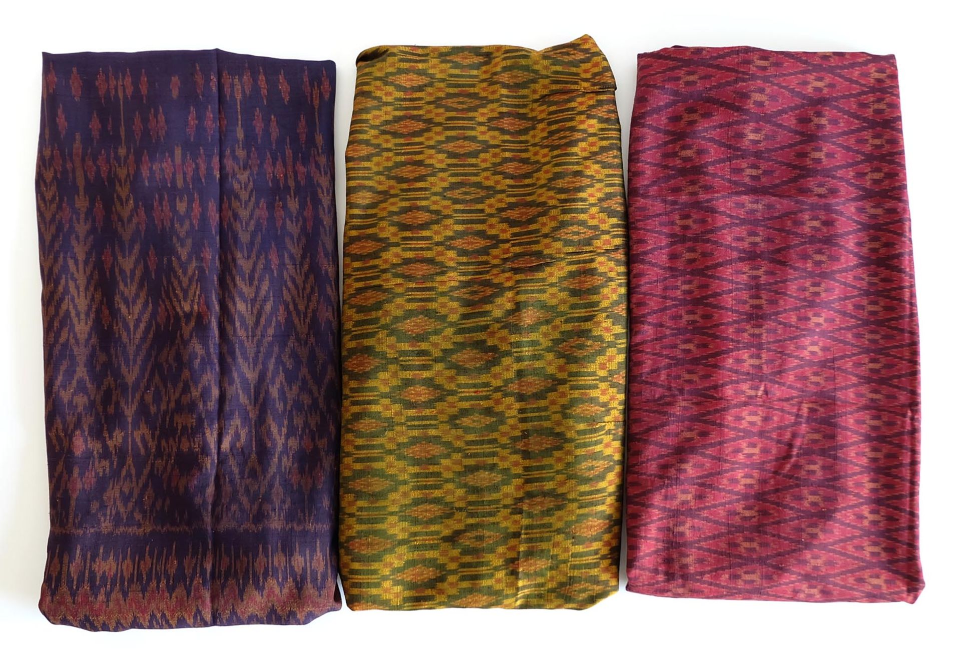 STOFFBAHN/ IKAT, Konvolut von 3, 1.Hälfte - Mitte 20.Jh., Indonesien, Wolle, variierende Farben