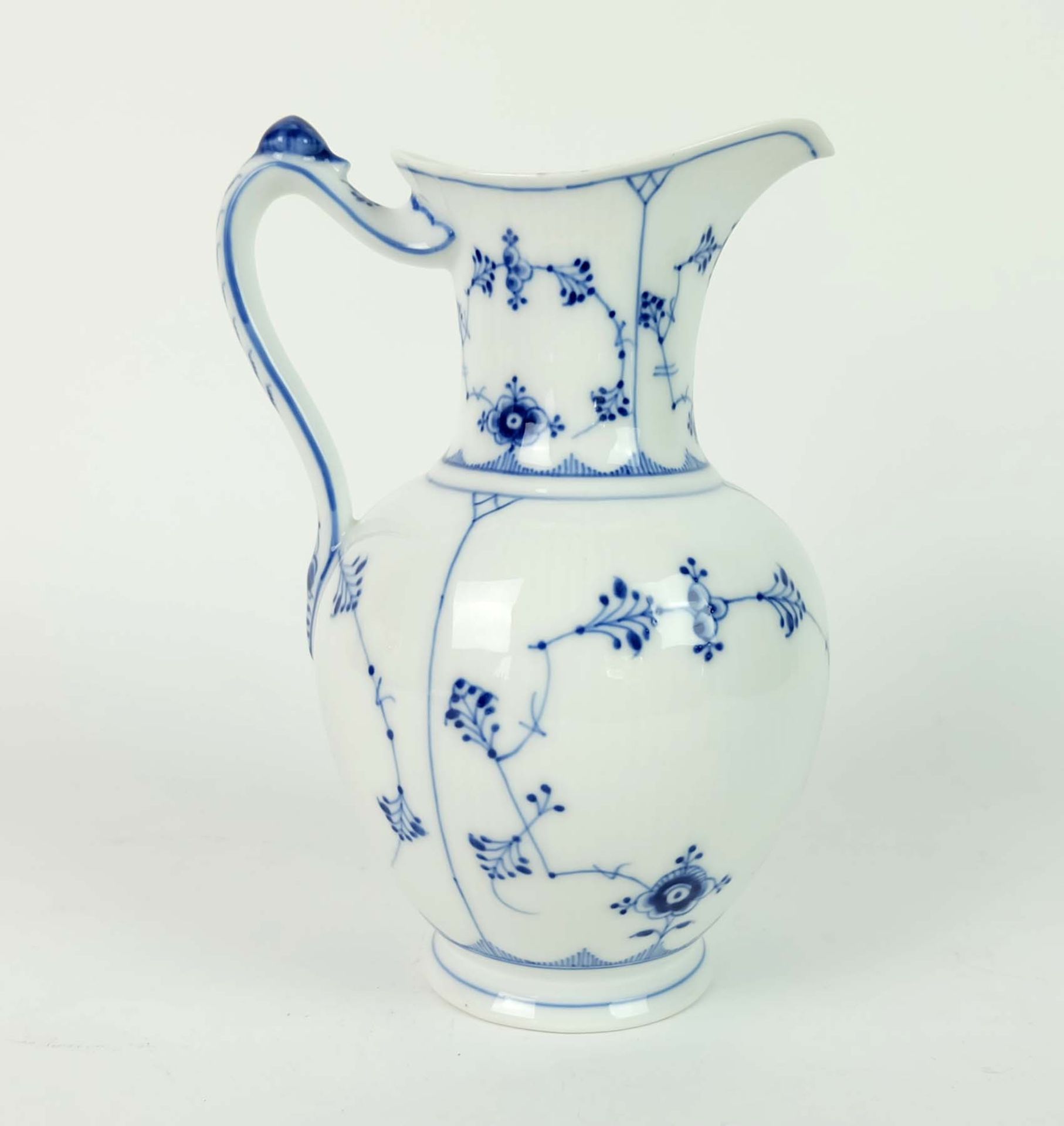 WASSER-/ SAFTKANNE, Porzellanmanuf. Royal Copenhagen, Dekor Musselmalet, Deckelchen, H. 23 cm, blaue