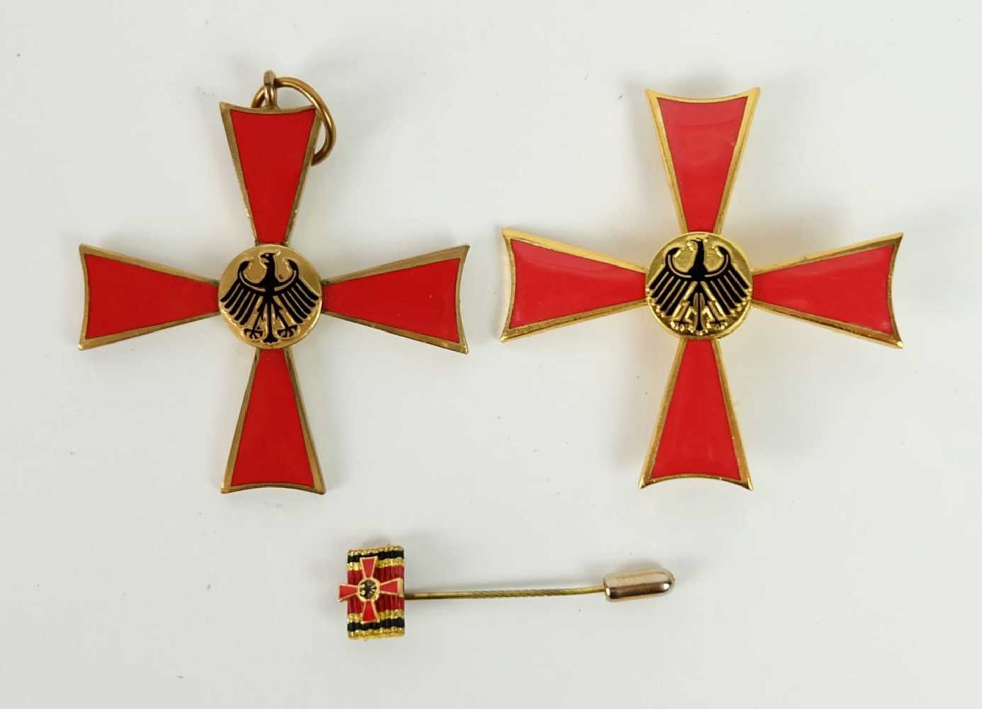 BRD, BVK, Konvolut von 2, 1950er/60er-Jahre, bestehend aus: Verdienstkreuz am Bande, Hersteller C.