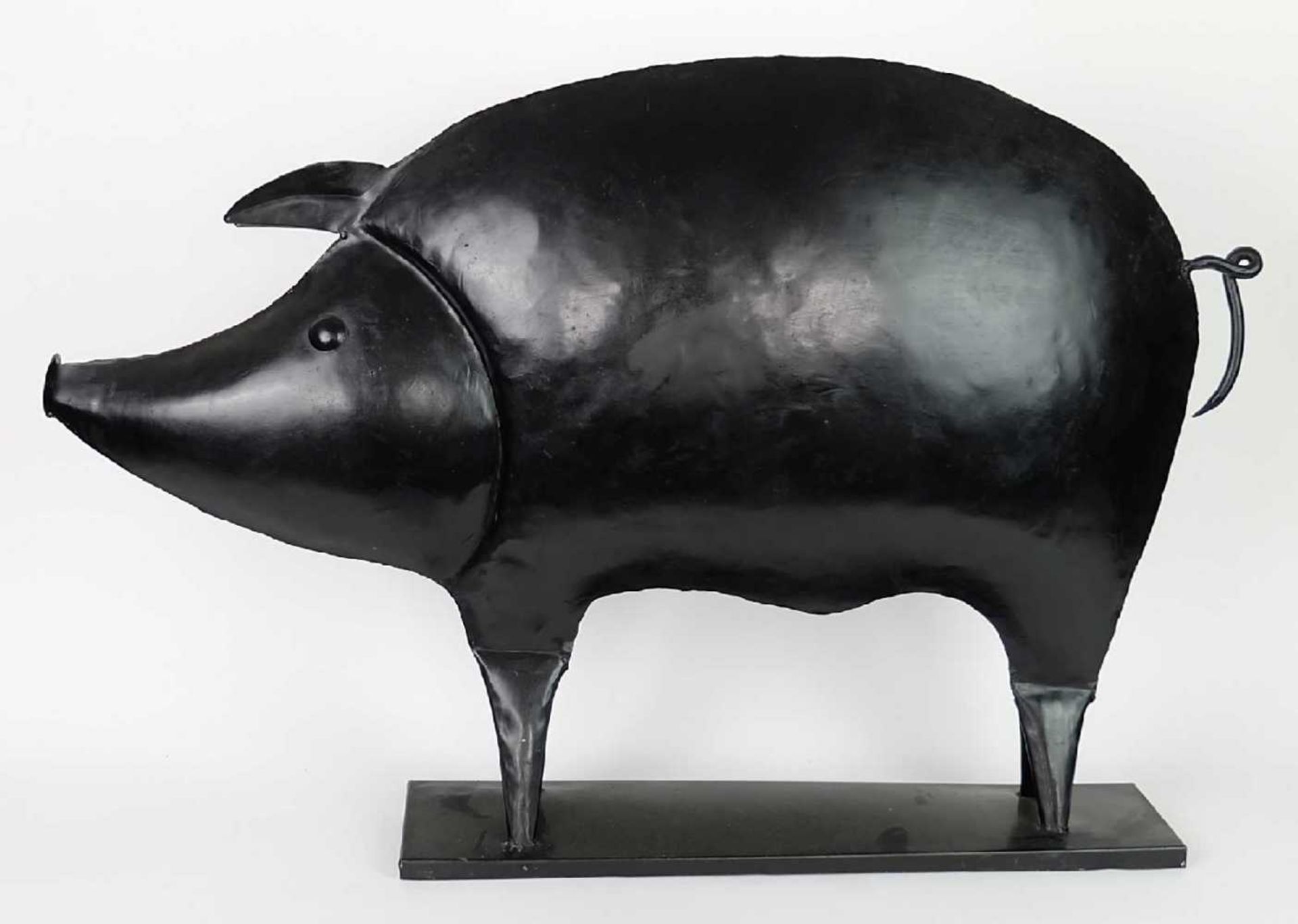 GROßES BLECHSCHWEIN, dunkel patiniert, auf rechteckigem Stand, 89 x 58 x 13 cm