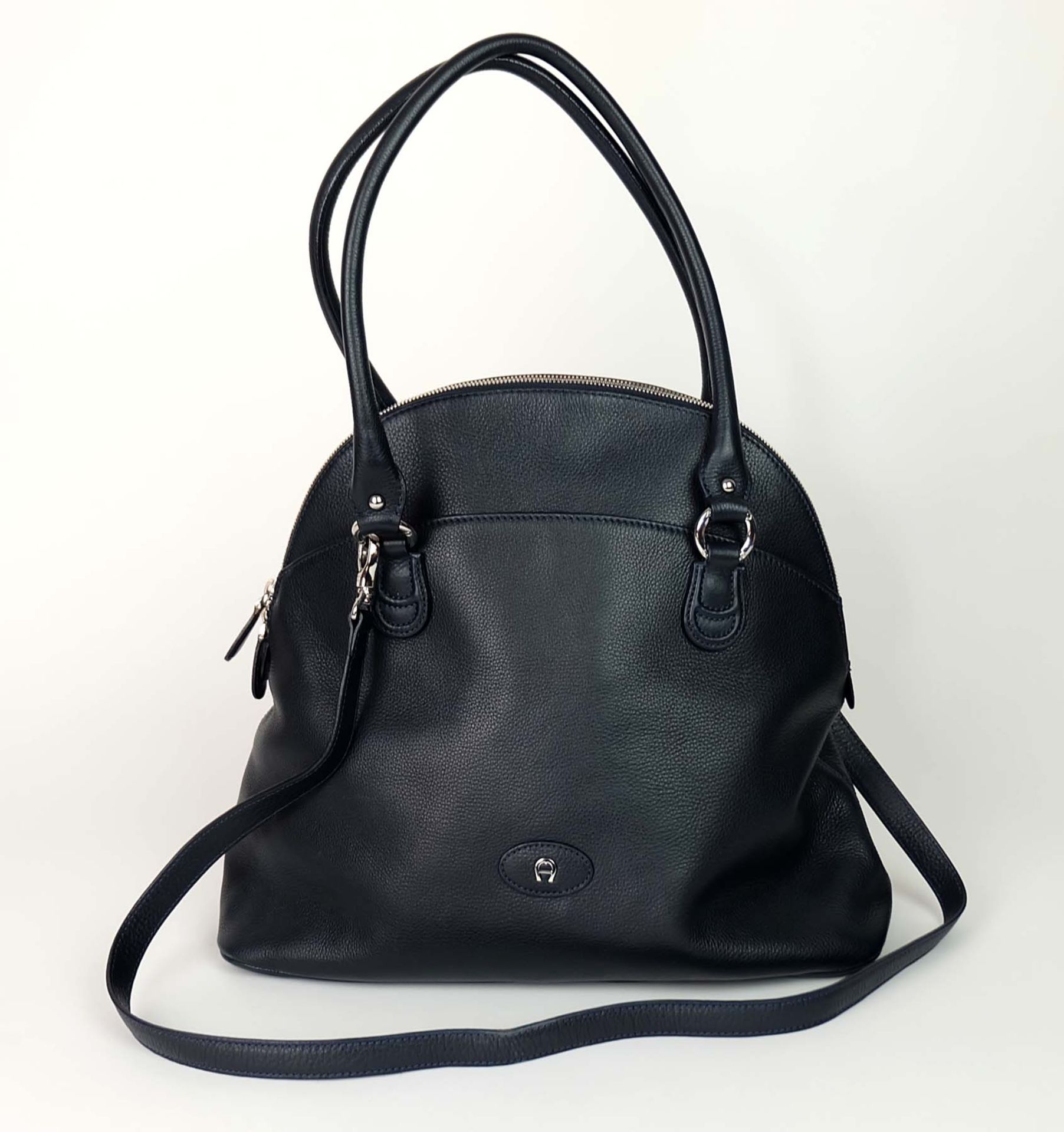 DAMENSCHULTERTASCHE, Manufaktur Aigner/ München, dunkelblaues, genarbtes Leder, 2 Bügelhenkel,