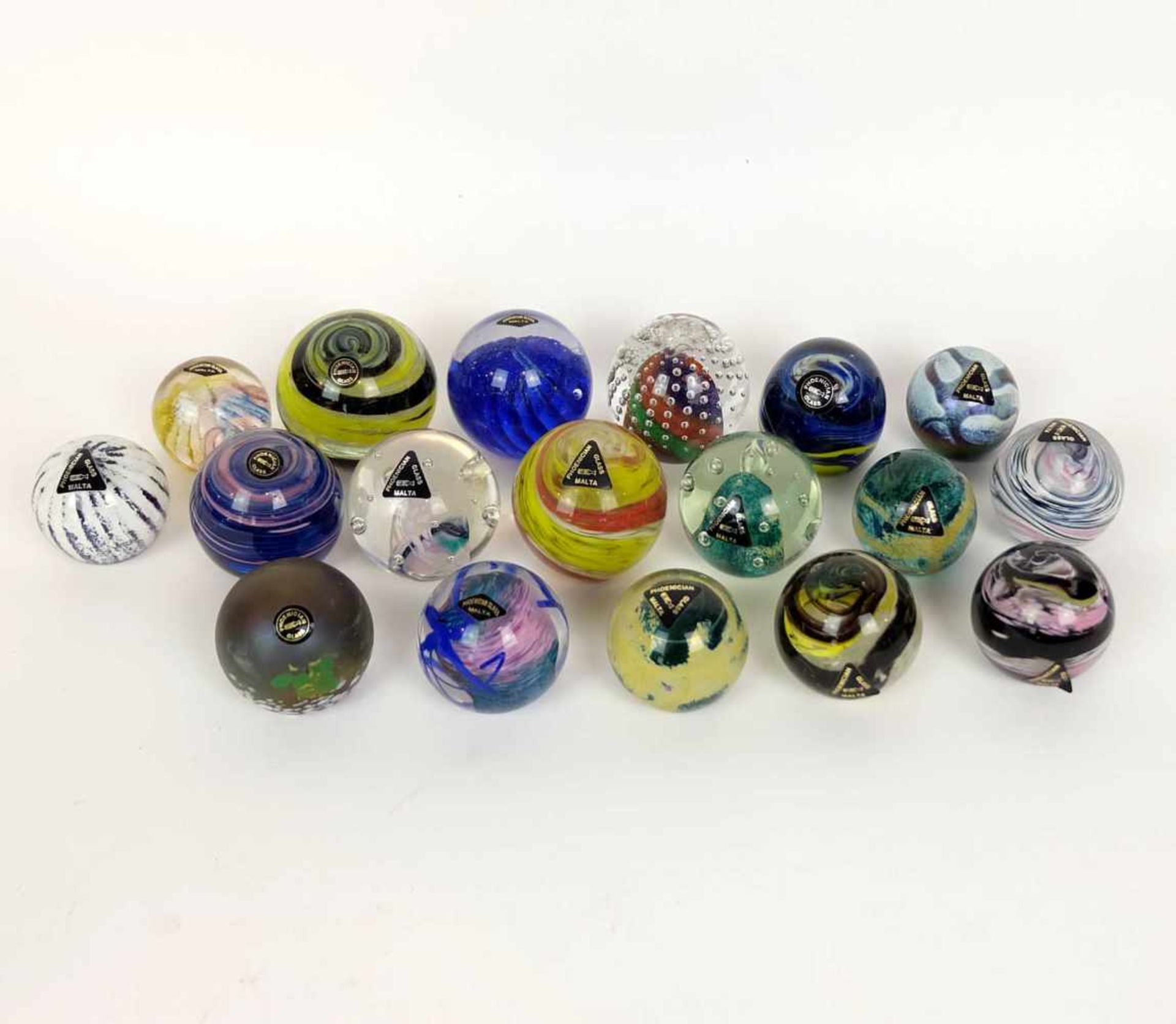 PAPERWEIGHTS, Sammlung von 18, Manuf. Phonician Glass/ Malta, je kugelige Form, variierende