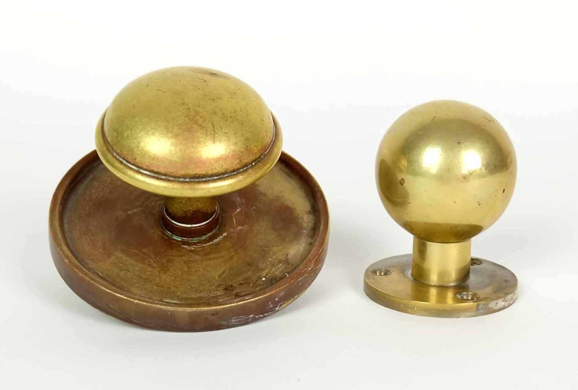 ZWEI TÜRKNÄUFE, 1930er bzw. 50er Jahre, Bronze bzw. Messing, 10 x 6 bzw. 5,5 x 7 cm
