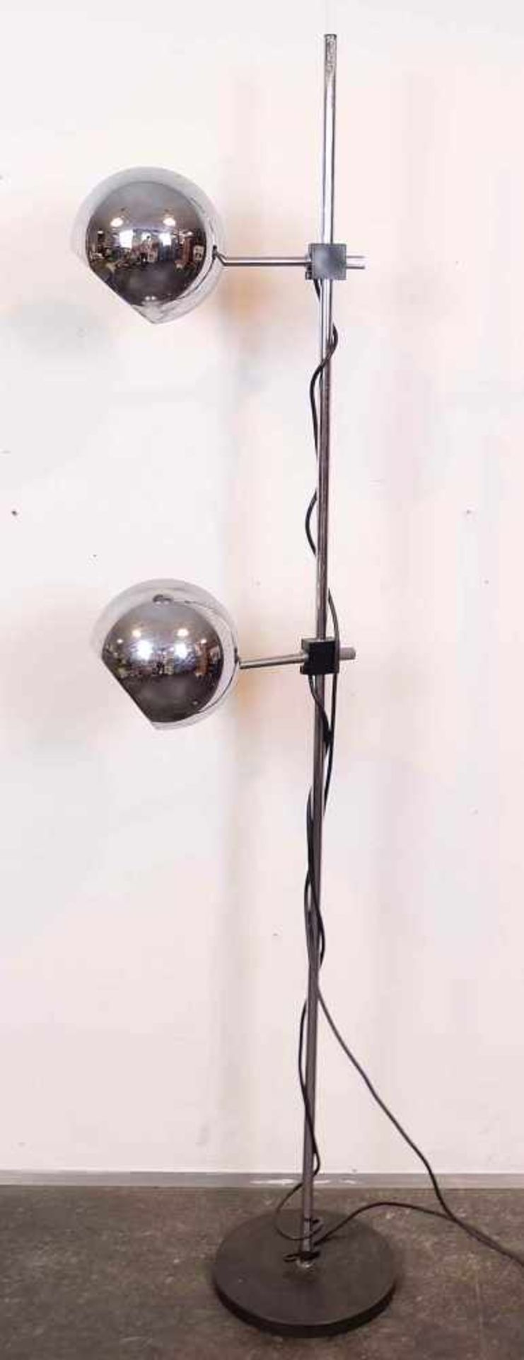STEHLAMPE, 1970er Jahre, Gusseisener Scheibenfuß, Chromstange mit 2 entspr. verstellbaren
