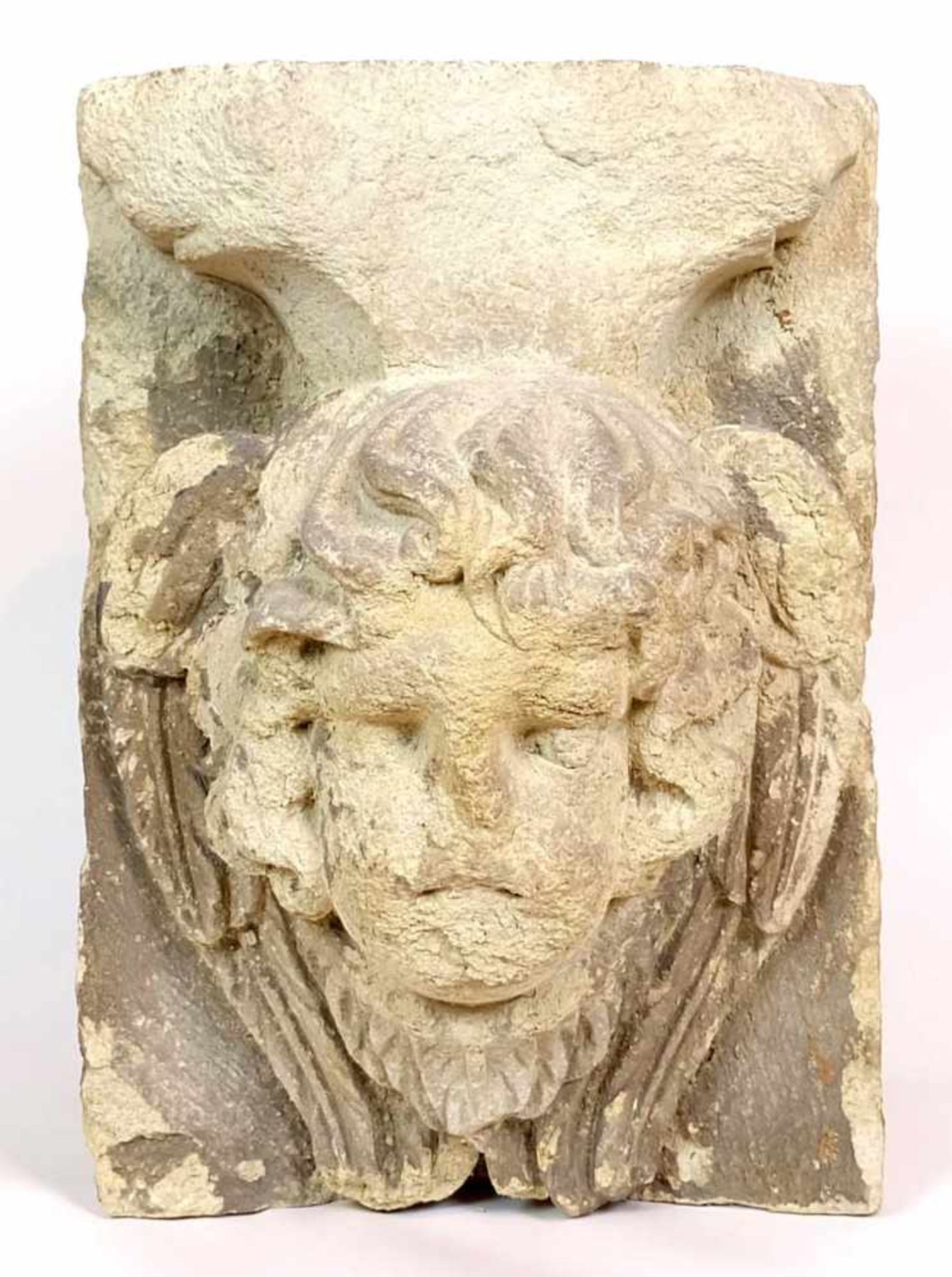 SKULPTUR/ KAPITELLSTEIN, Barock-Epoche, Sandstein, Cherub, oberhalb Reste eines Kapitells, 44 x 32 x