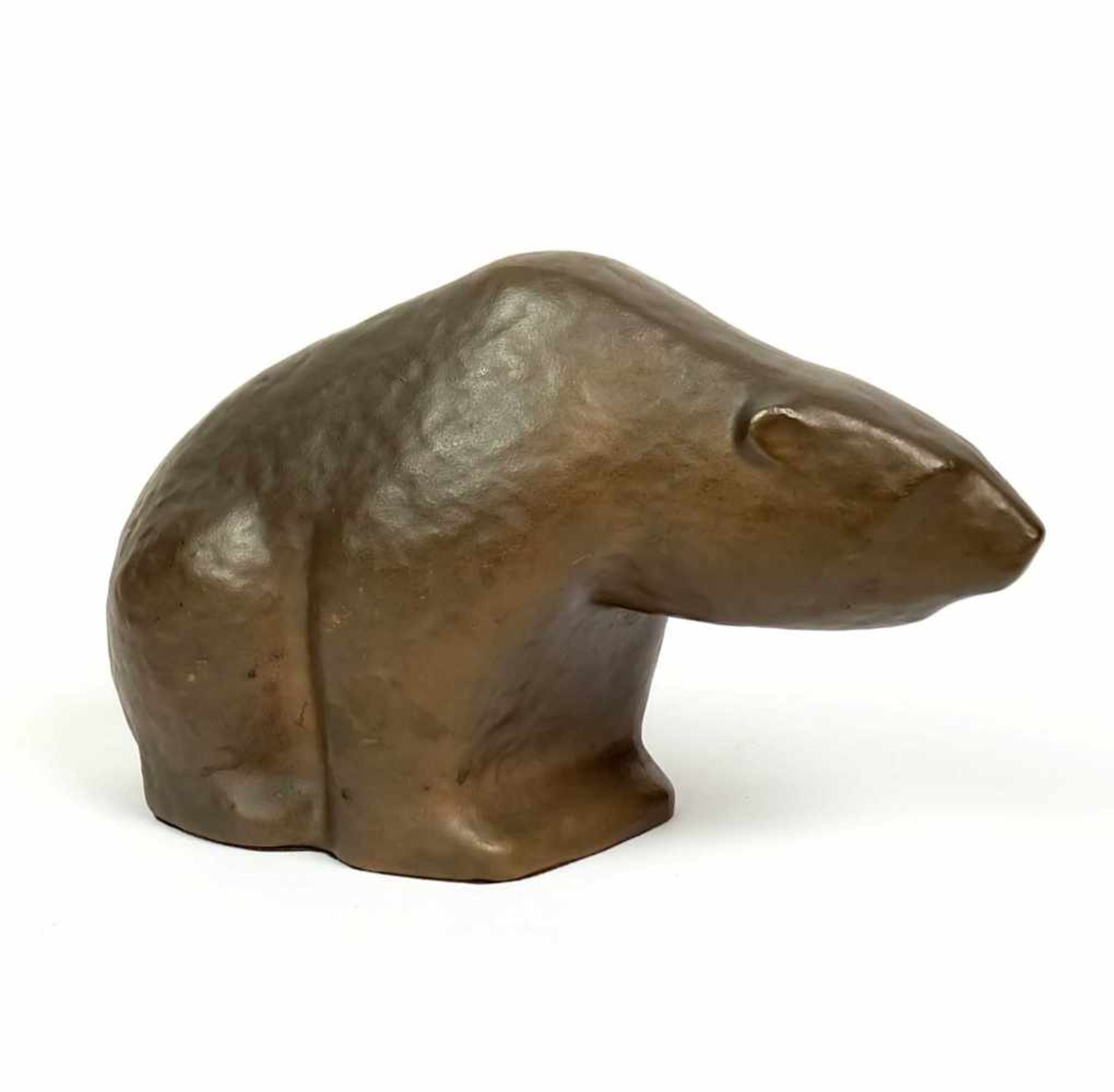 STATUE, hockender Eisbär, Bronze, patiniert, wohl Giesserei Strassacker/ Süßen, 17 x 28,5 x 14 cm