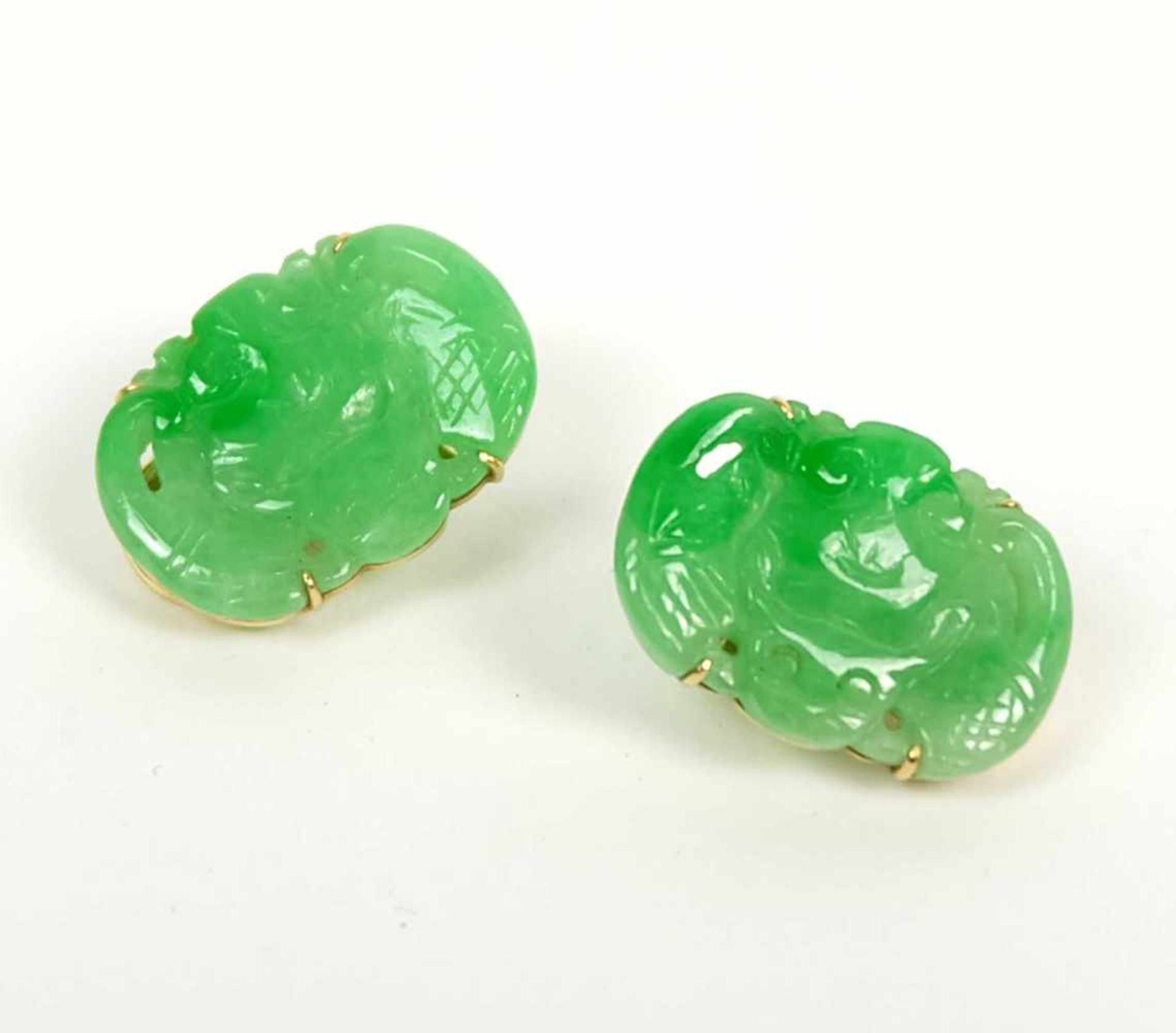 PAAR OHRCLIPS, China, 750er-Gelbgoldmontur, grün-changierende Jade, Fledermausmotiv, 2,5 x 1,5 cm,