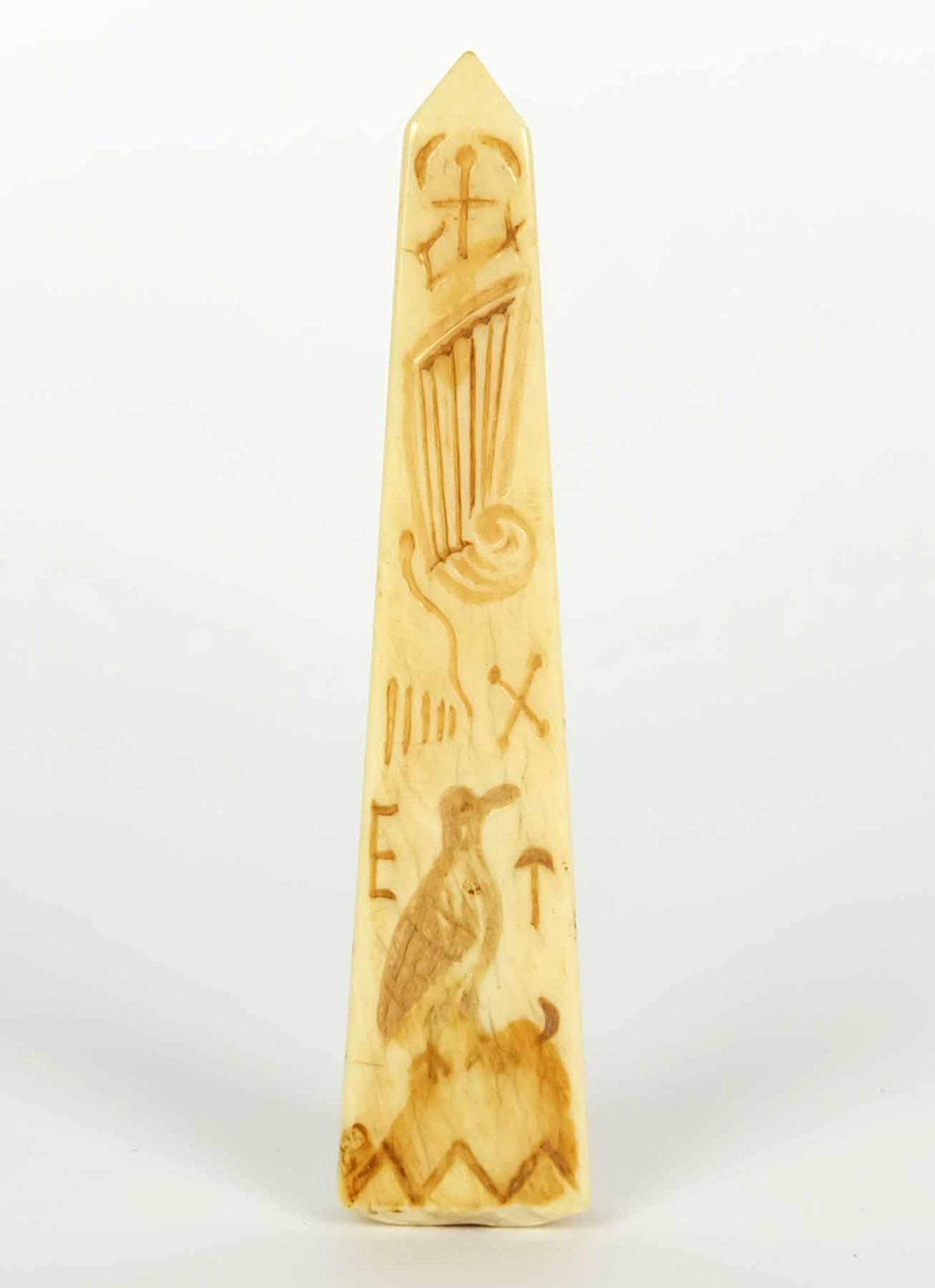 MINIATUROBELISK, 19. Jh. oder früher, Elfenbein, Front beschnitzt, div. Logensymbole (?), H. 8,8 cm,