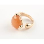 DAMENRING, 585/ooo Roségold, besetzt mit einem orangefarbenen Mondsteincabochon, RG 54, 14,05g