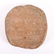 FLIESE, roter Ton, gravierter Dekor mit Tiermotiven und Inschrift "Triafon Annoru", Reste alter
