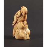 NETSUKE TÔBÔSAKU SENNIN, Walrosszahn, detailreich geschnitzt, schöne, teils goldgelbe Patina, der