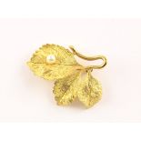 BLATT-BROSCHE, Gelbgold, besetzt mit einer Zuchtperle von ca. 4,8 mm Durchmesser, L 4,1, 9,0g