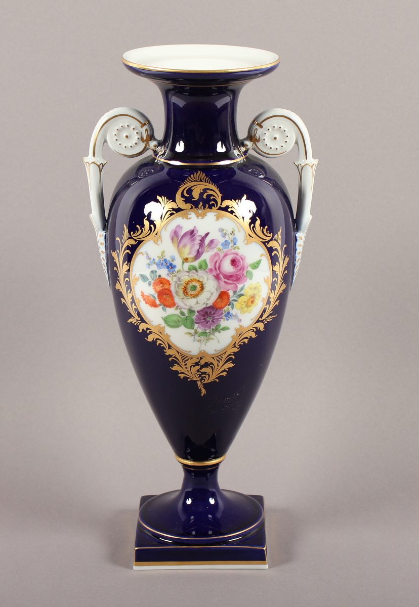 AMPHORENVASE, schauseitig polychrom gemalter Blumendekor in gold staffierter Vierpaßkartusche auf