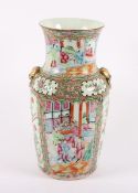 VASE, Porzellan, in den Farben der Famille Rose und Gold im Kanton-Stil dekoriert, auf der