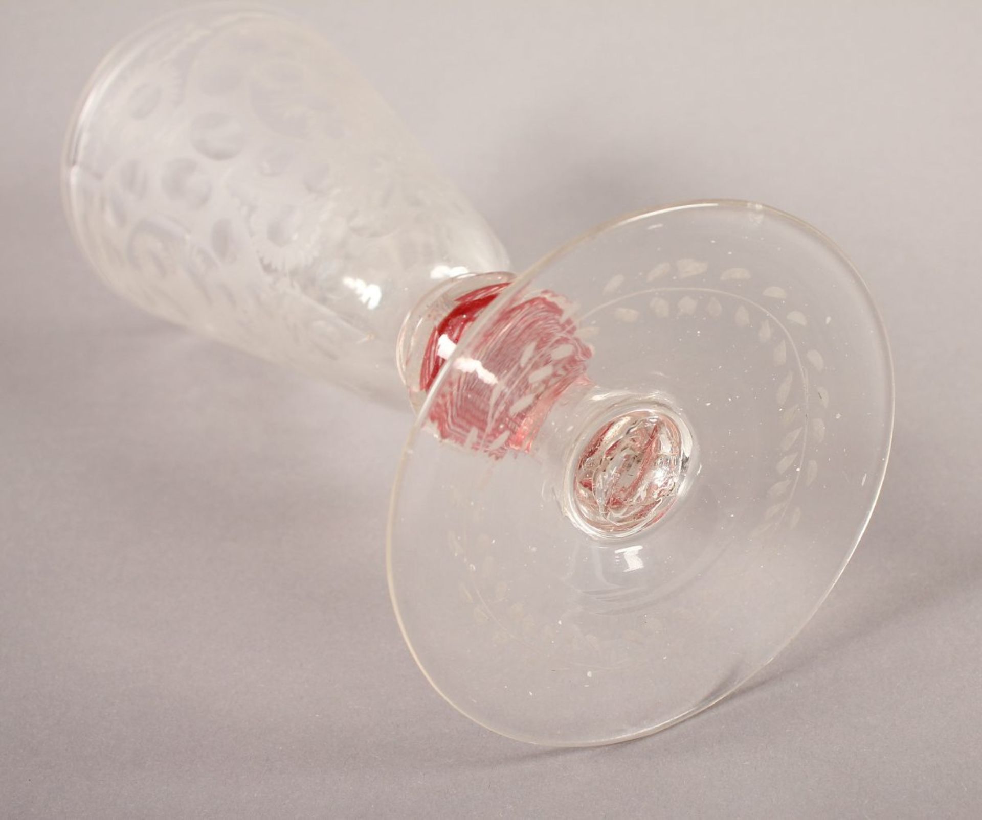 KELCHGLAS, farbloses, dickwandiges Glas, Balusterschaft mit eingeschmolzenen Spiralfäden in Rot, H - Bild 3 aus 3