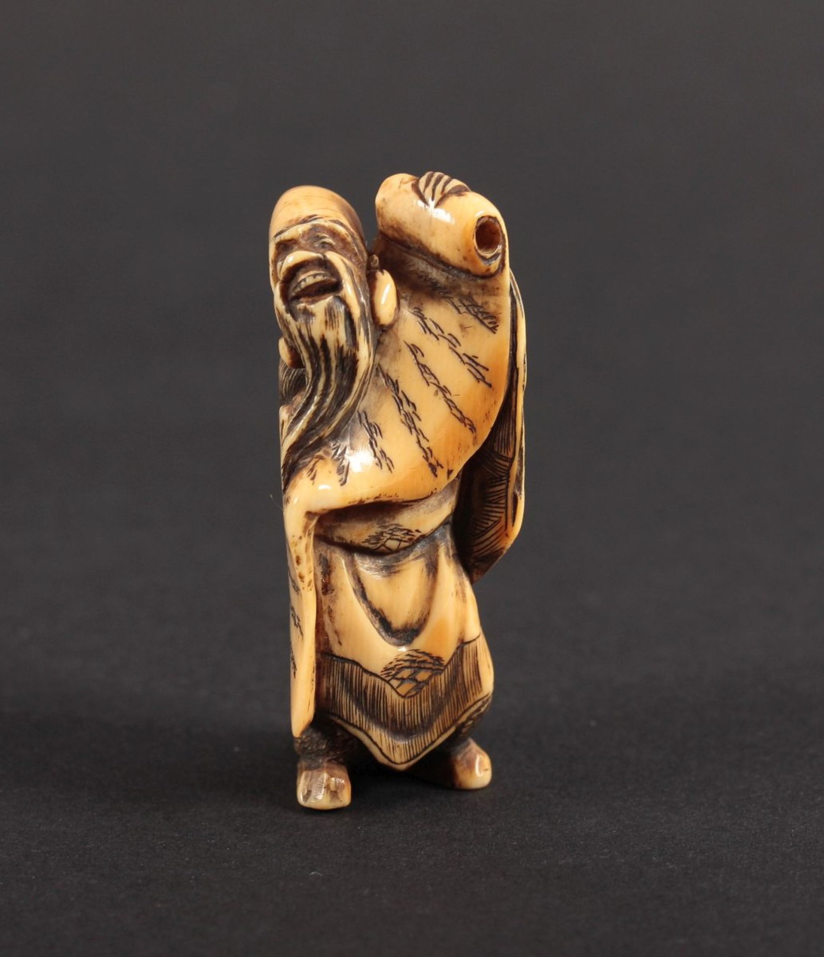 NETSUKE FUKUROKUJU, Elfenbein, fein akzentuiert geschnitzte Arbeit in Dreiecksform, schöne goldgelbe - Bild 3 aus 5