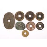 KONVOLUT ACHT MÜNZEN, Bronze, Kupfer, chinesische und japanische Münzen unterschiedlicher Epochen