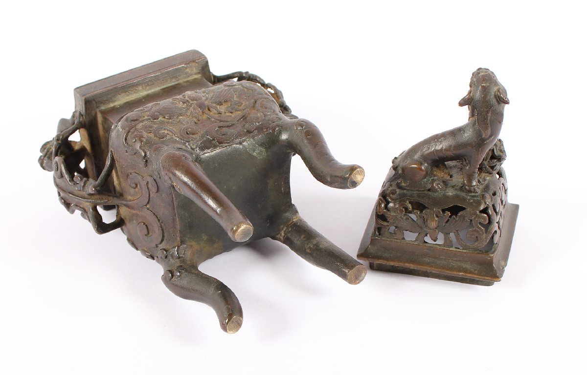 WEIHRAUCHBRENNER. Bronze, braun patiniert, plastischer Deckelgriff in Form eines Fo-Hund mit - Image 2 of 3