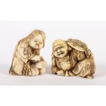 ZWEI NETSUKE, Elfenbein, liegender Hotei und Okame mit Pilz (min.rest.), H bis 3,5, JAPAN, E.19.Jh.