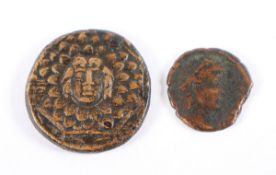 ZWEI ANTIKE MÜNZEN, Bronze/Kupfer, Dm 2 und 1,5, VORDERASIEN, ca. 2.-3. Jh.v.Chr.