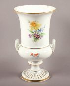 KRATERVASE, polychrom gemalter Blumendekor, Goldstaffage und -rand, H 25, MEISSEN, 20.Jh.