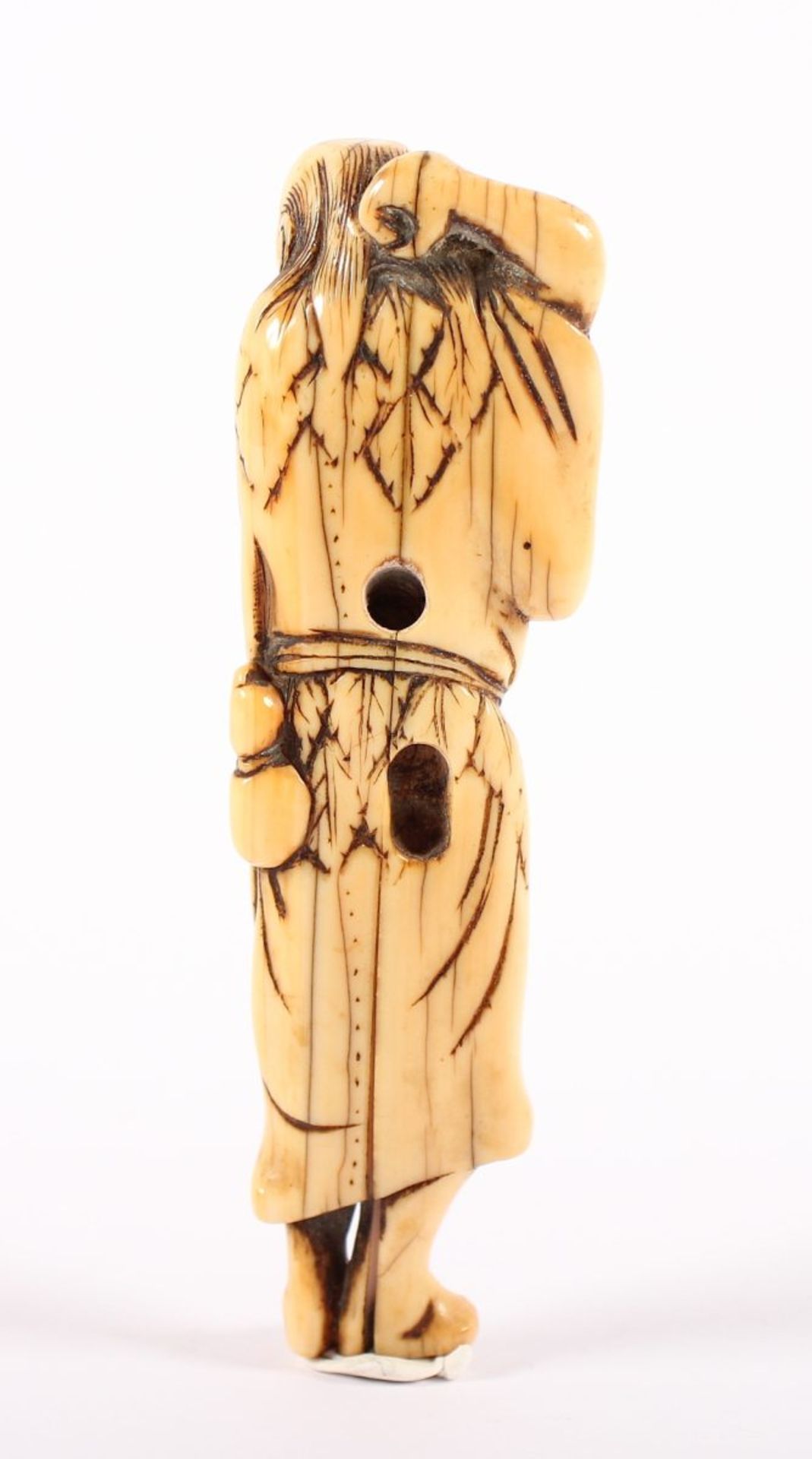 NETSUKE SENNIN, Elfenbein, schöne, verso goldgelbe Patina, der stehende Sennin mit einem Korb in der - Bild 3 aus 4